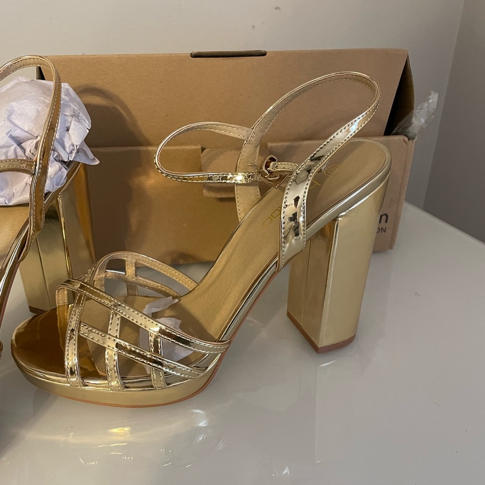 NWT BooHoo Gold Heels Size 6